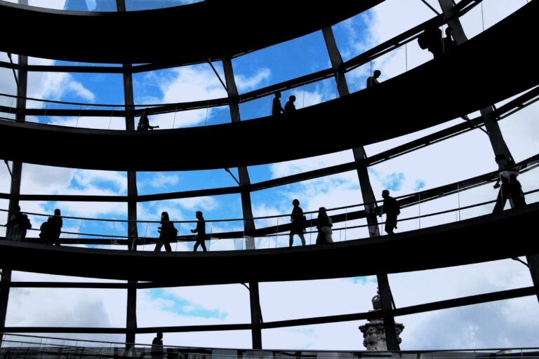 The financial operating system for the global workforce.